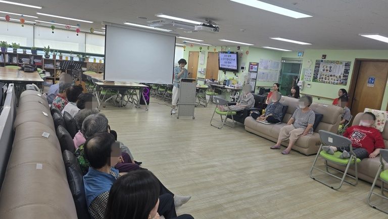 주간보호 예배  / 인지 체육 활동 딱지 치기 / 건강체조 