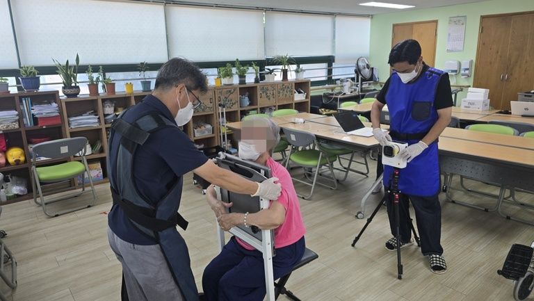 주간보호 결핵 검사 / 지팡이 컬링 / 과일 바구니  / 밴드체조 