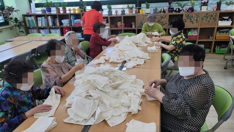 수건개기 / 시청각활동 영화보기 / 건강체조 / 현충일 인지활동 