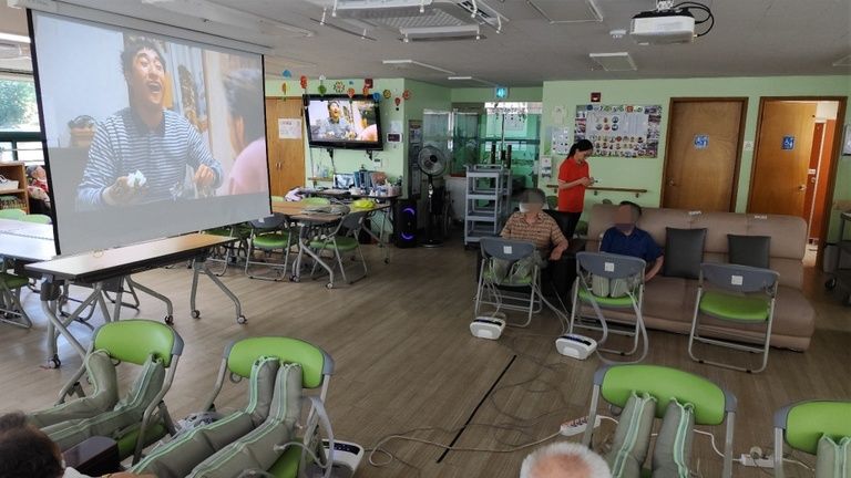 시청걱활동 - 영화보기 / 사랑해  / 건강체조 