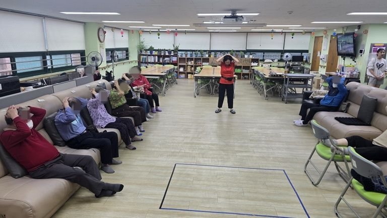 건강체조 / 실감기 대회 / 인지활동 공부 