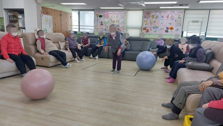 신체활동 짐볼 게임 / 인지활동 외부강사 미술.