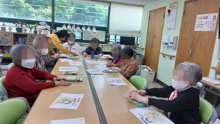 어버이 날 색칠 공부 / 인지 음악의 시간 / 건강체조 