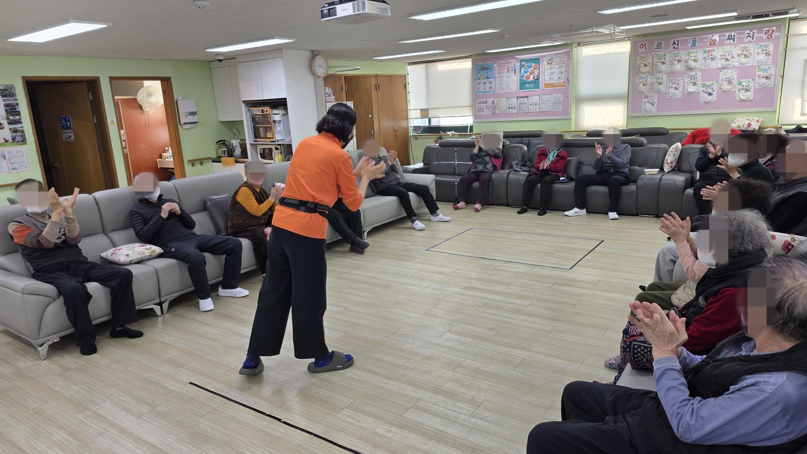 건강체조 / 인지 놀이 - 외부강사 오자미 게임 / 신체활동 - 집게공 탁구공
