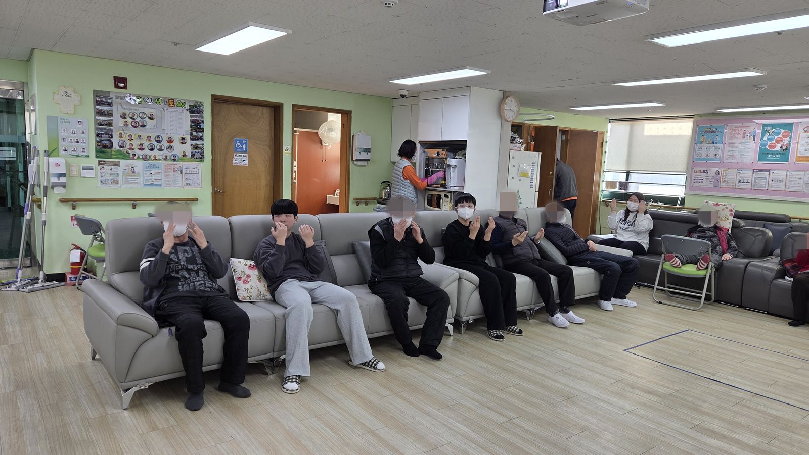 인지활동 옛날 물고 오늘날의 물건 / 건강체조 / 신체활동 투호던지기