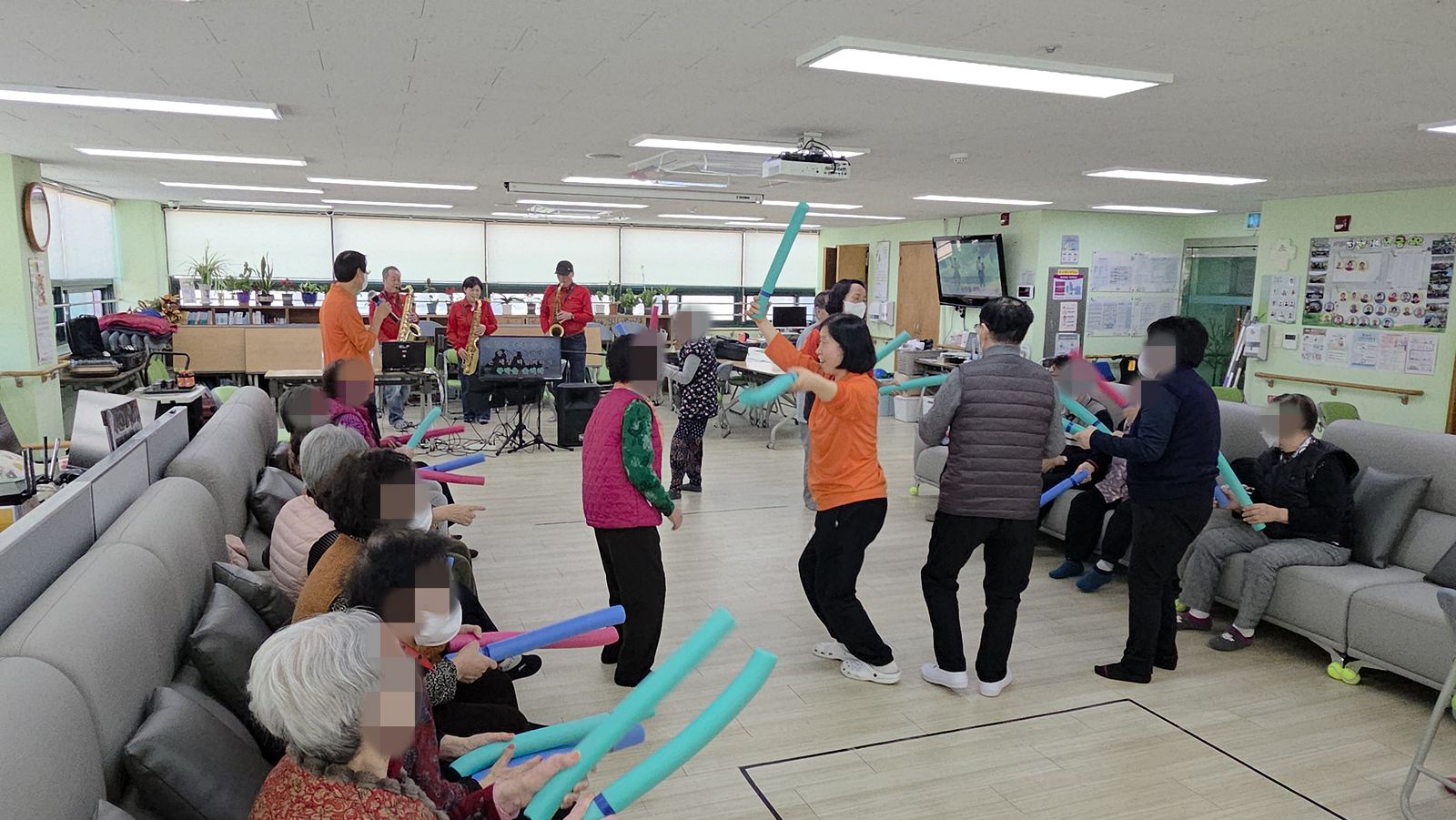 색소폰 공연 / 재활작업 치료 / 냉이 된장 찌개