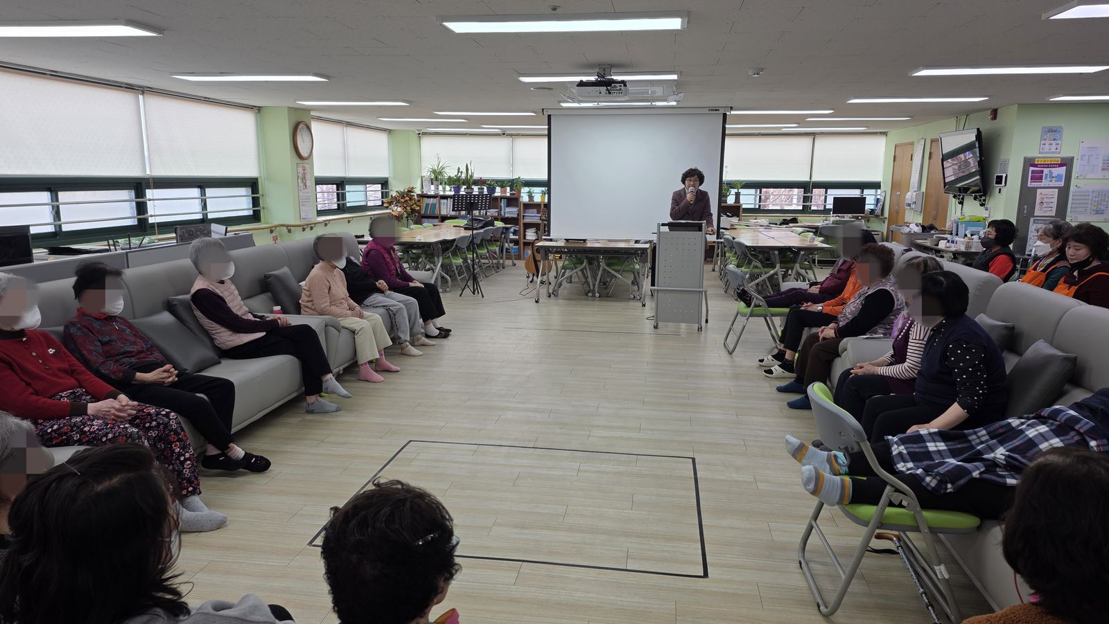 주간보호 예배  / 재활 작업치료 / 인지 체육의 시간 - 외부강사 / 건강체조