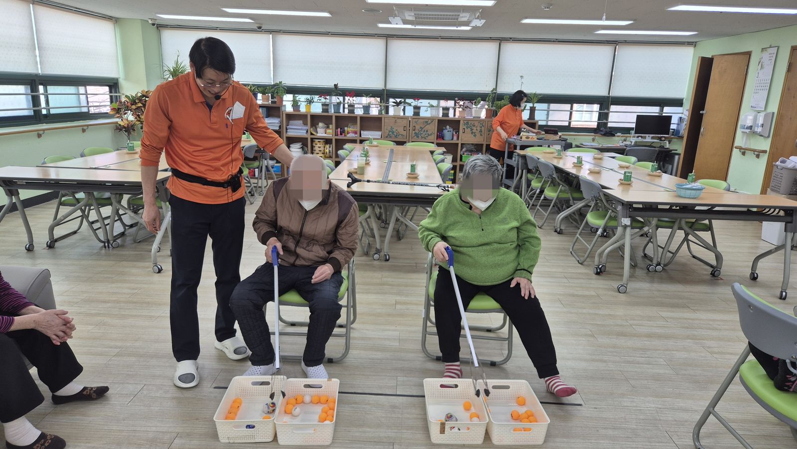 신체활동 - 집게공 탁구공 / 재활 작업 치료