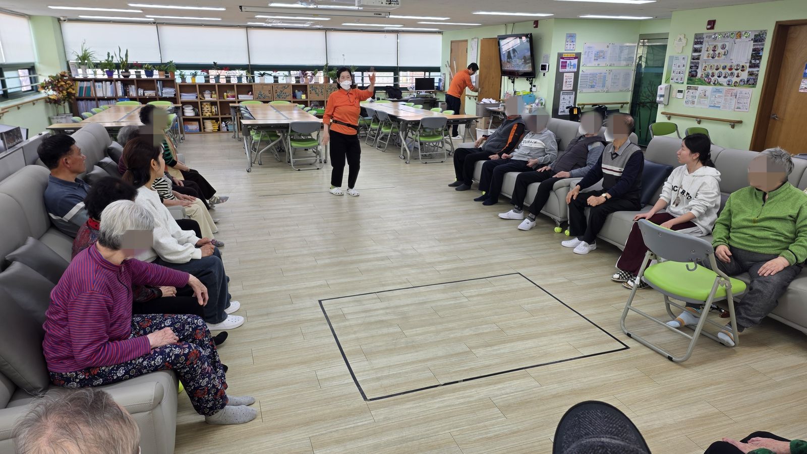 건강체조 / 신체활동 - 신발 던지기 / 인지활동 - 색칠 공부