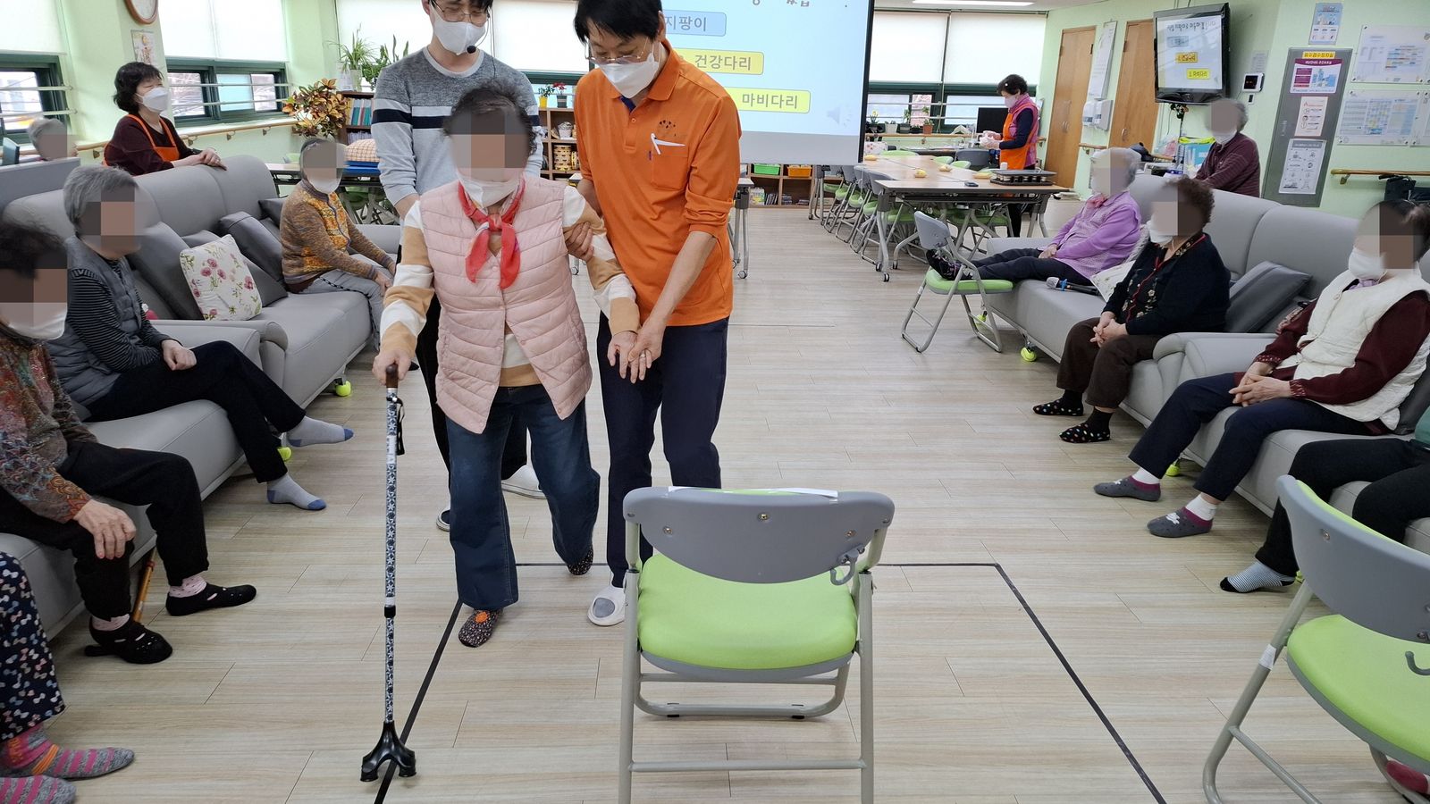 안전교육 - 지팡이와 휠체어 / 건강체조 / 작업재활운동 / 인지미술 - 외부강사