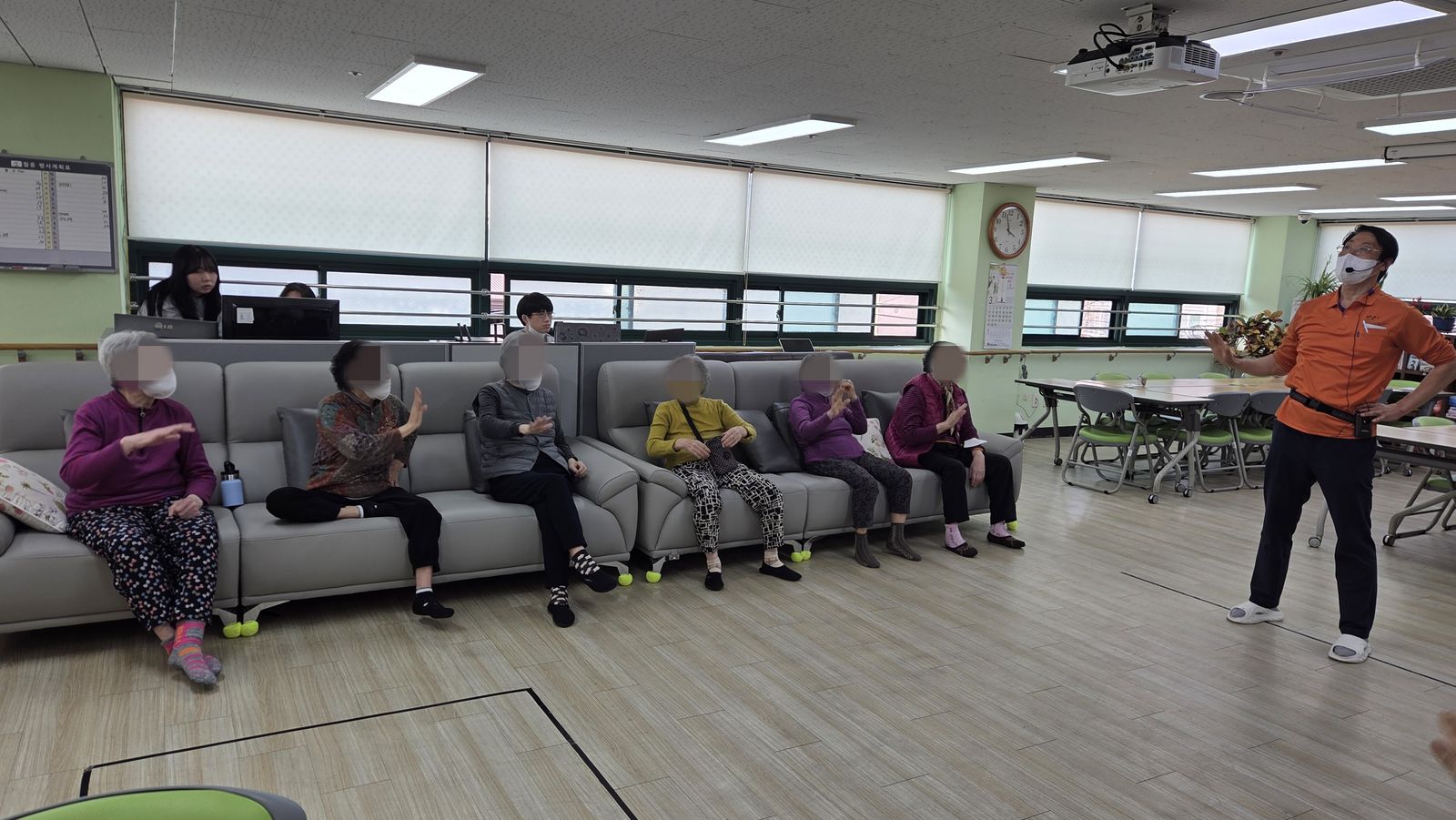 건강체조 /인지놀이 - 외부강사 (스푼 놀이) / 인지활동 - 선긋기