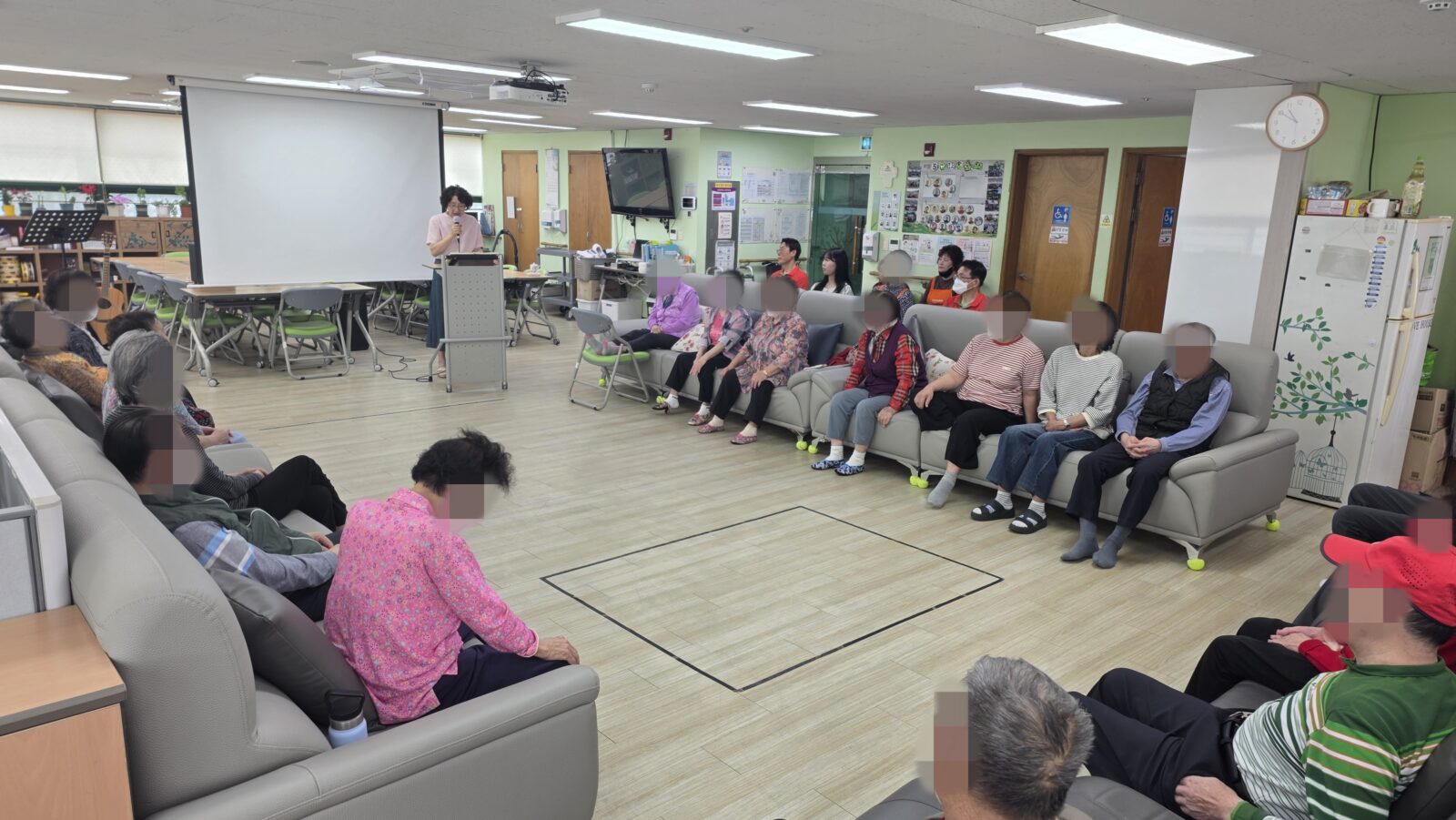 주간보호 예배 / 결핵검진 서비스 /  교구인지 - 시계공부 / 건강체조
