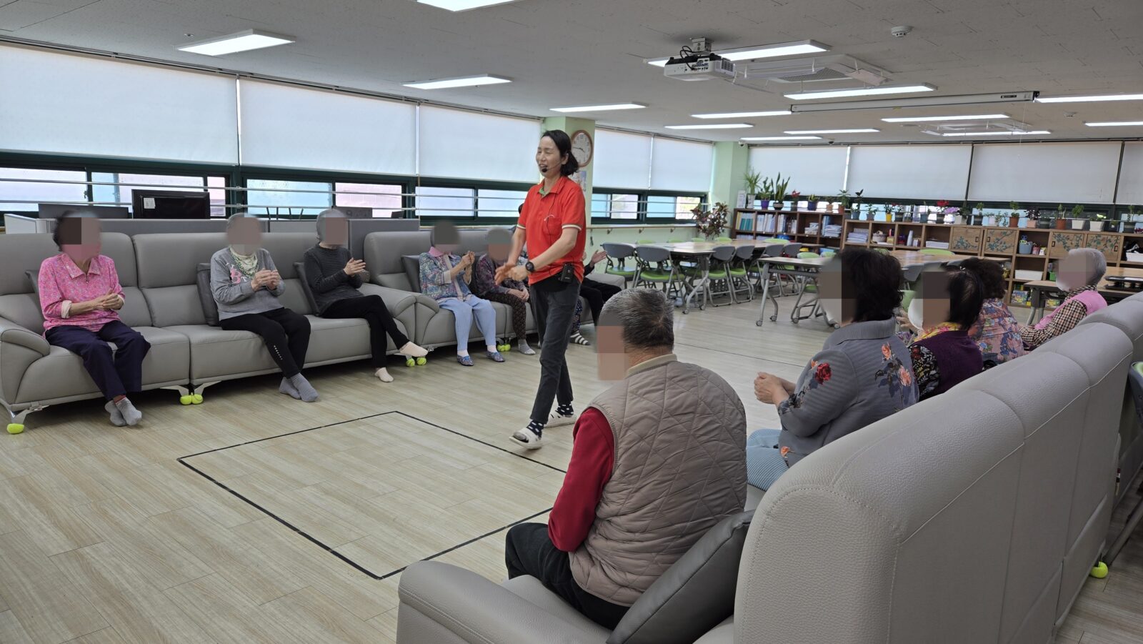 건강체조 / 볼링 게임 / 직업 재활치료 / 인지미술의 시간