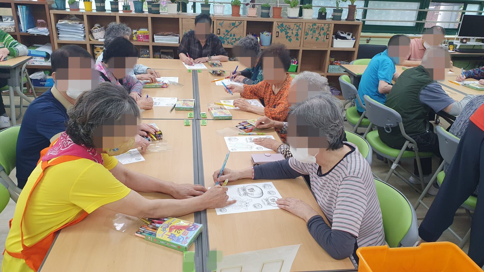 인지 미술 - 외부강사 / 작업 재활 치료 / 건강체조 / 신체활동 - 파크 골프게임