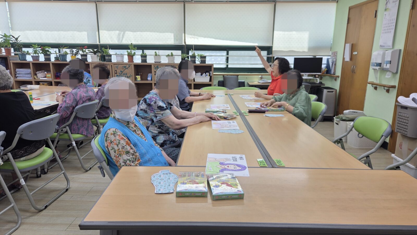 인지활동 - 도자기와 가수 색칠 공부 하기